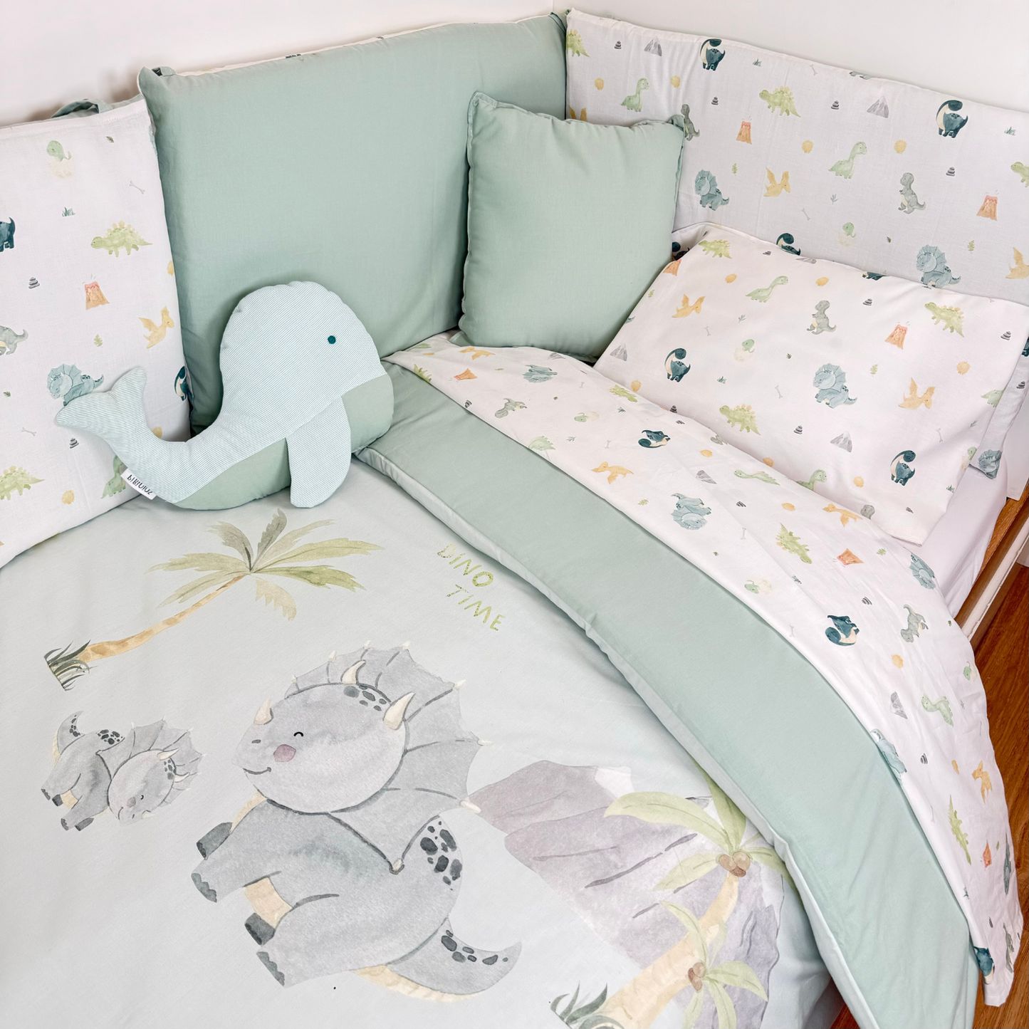 Pack completo cuna Dinosaurio - Funda nórdica juego de sábanas Protector de cuna cojín y peluche